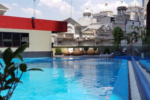Una piscina al aire libre