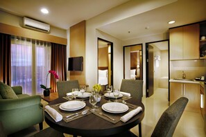 Chambre, 2 chambres, balcon | Cuisine privée | Réfrigérateur, cafetière-théière, bouilloire électrique