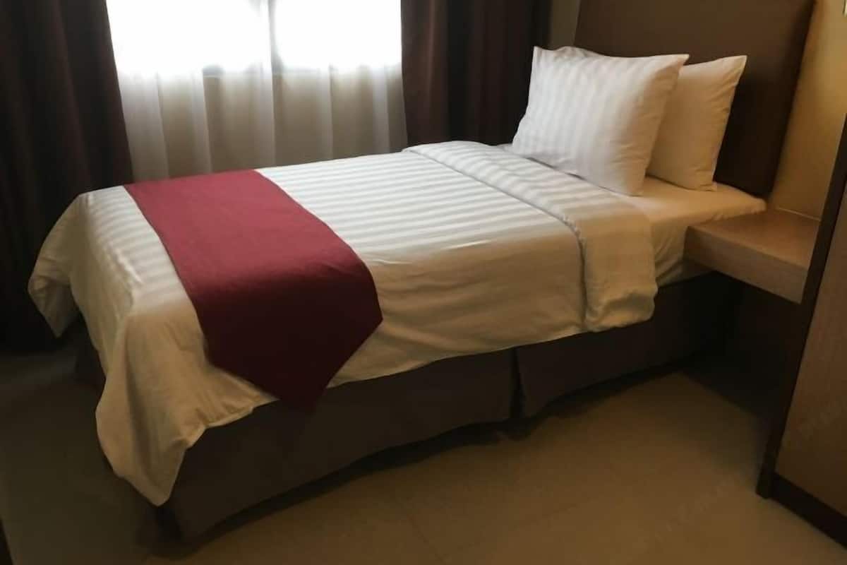 Minibar, caja de seguridad en la habitación y escritorio