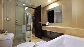 Articles de toilette gratuits, sèche-cheveux, peignoirs, chaussons