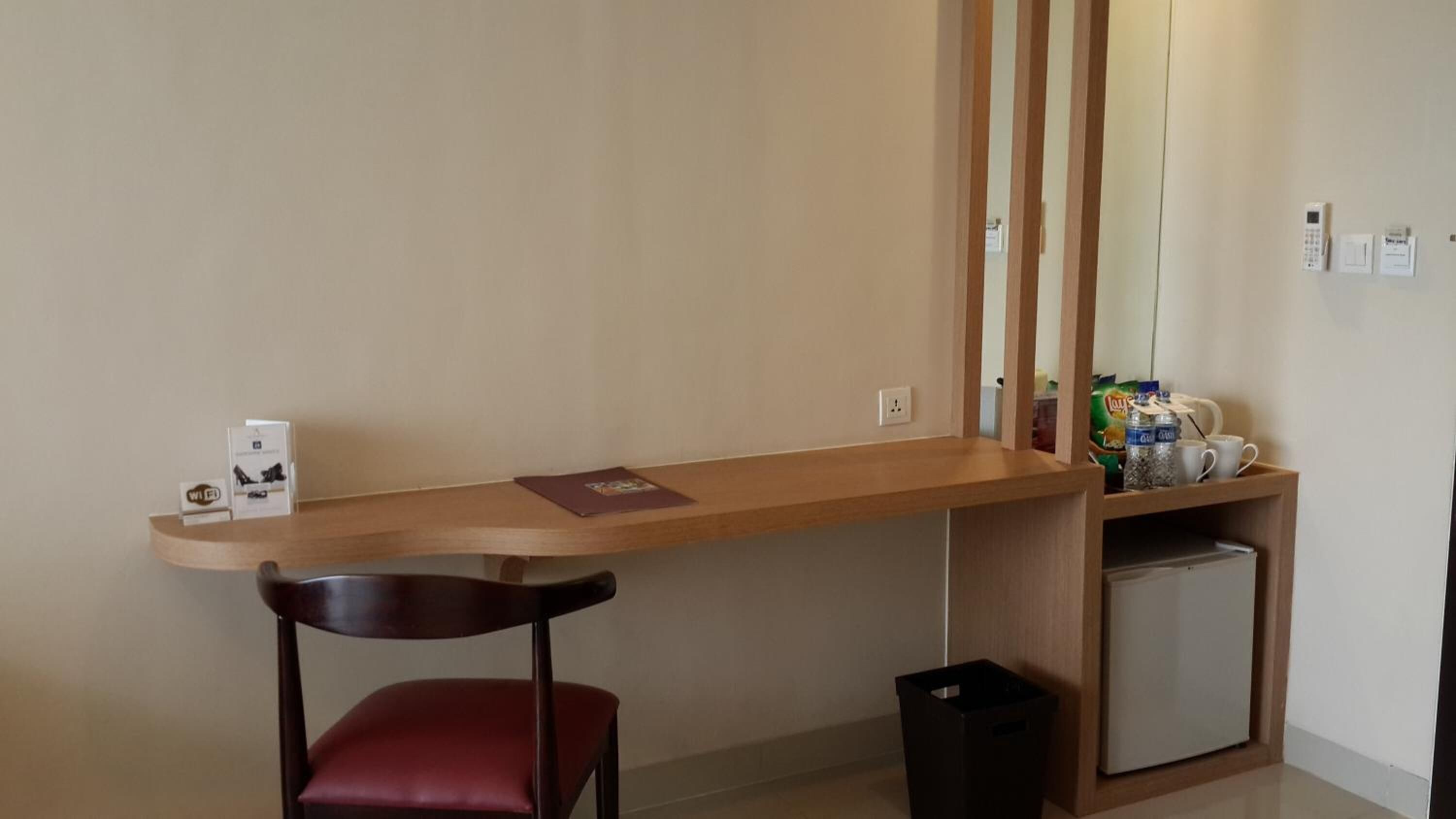 minibar, in-room safe, desk, laptop workspace