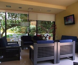 Lobby sitting area - Golden Sand Hotel (Chania)