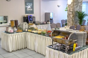 Free daily buffet breakfast  - Pensjonat Halny (Zakopane)