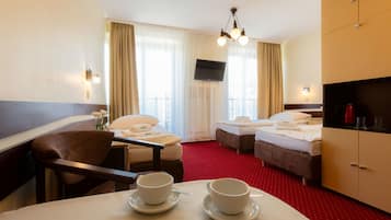 Dreibettzimmer | Daunenbettdecken, Zimmersafe, Bügeleisen/Bügelbrett, kostenloses WLAN