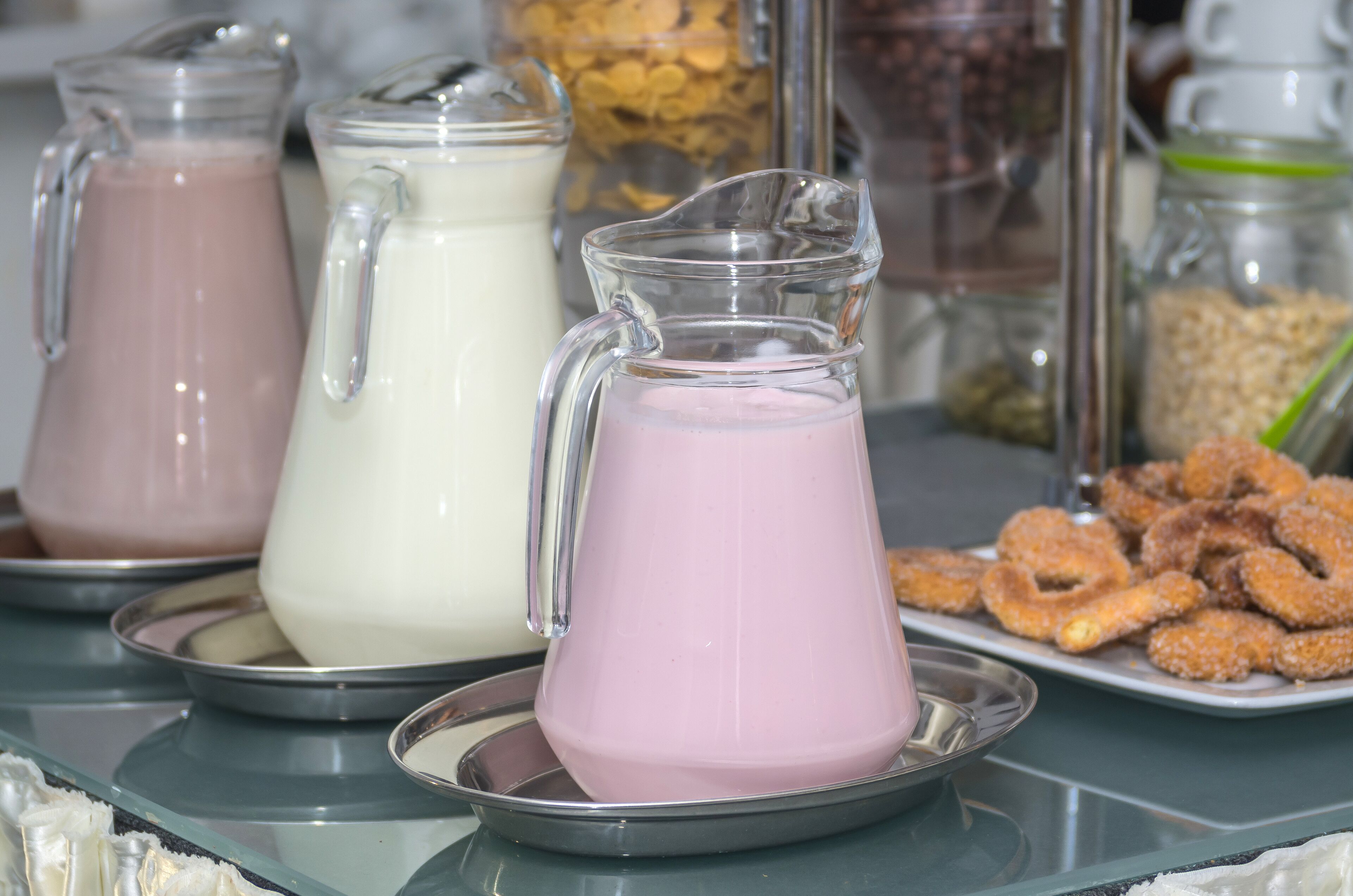Trois carafes de milkshakes sur un plateau.