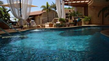 屋内プール、屋外プール、サンラウンジャー