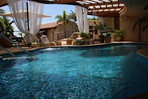 Piscine couverte, piscine extérieure, chaises longues