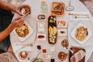 Petit déjeuner complet compris tous les jours