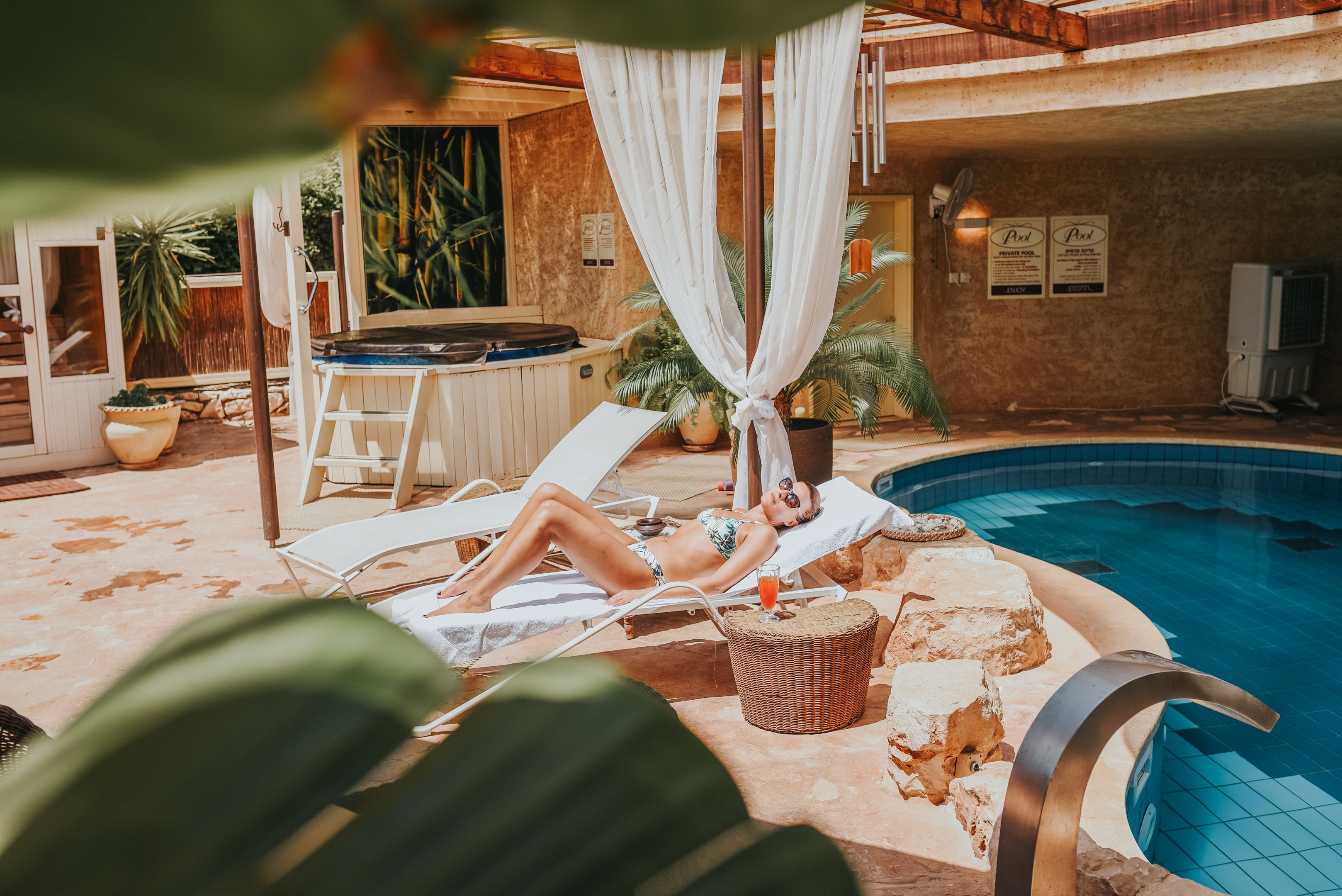 Piscine couverte, piscine extérieure, chaises longues