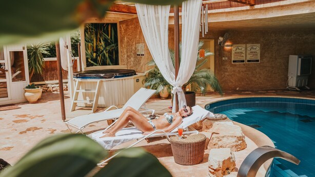 Kolam renang indoor dan kolam renang outdoor, dengan kursi berjemur