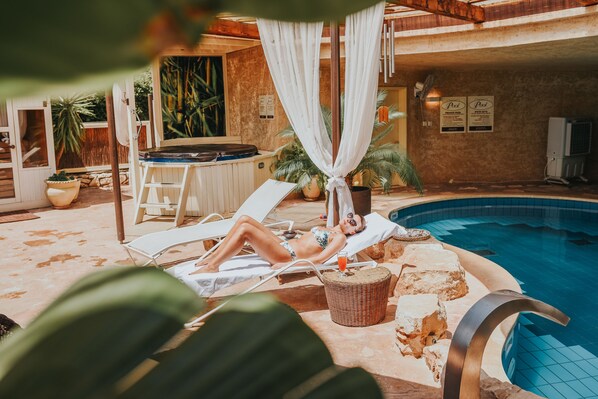 Indoor pool, outdoor pool, sun loungers - Cnaan Village - Boutique and Spa Villa (Had Nes)