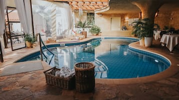 Piscina coperta, piscina all'aperto, lettini