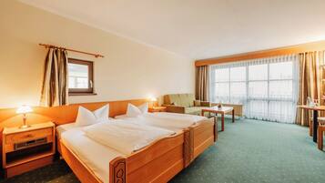 Allergikerbettwaren, Minibar, Zimmersafe, Schreibtisch