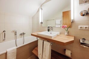 Suite, 1 Bedroom | Bathroom | Combined shower/tub, free toiletries, hair dryer, towels