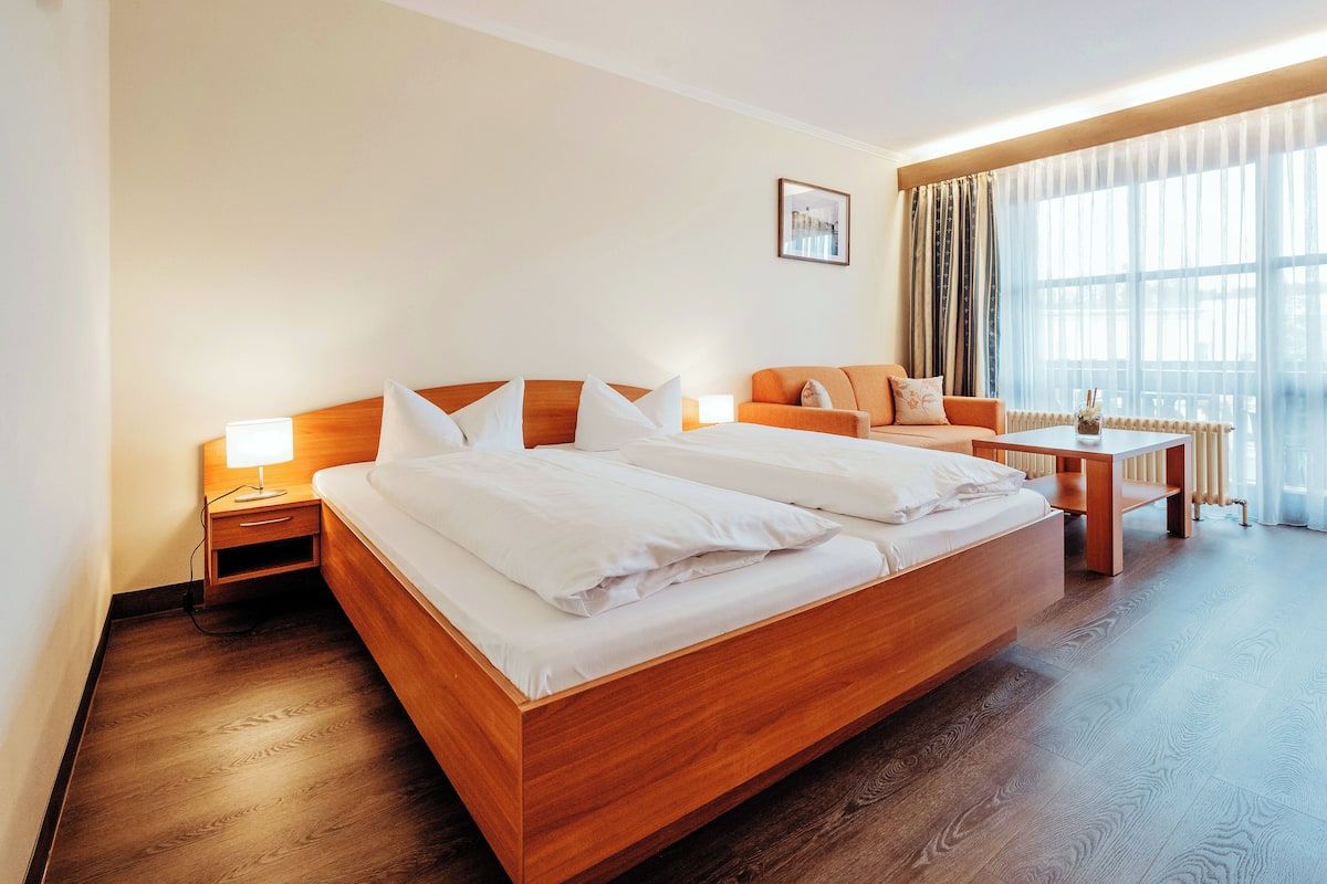 Hypo-allergenic bedding, minibar, in-room safe, desk