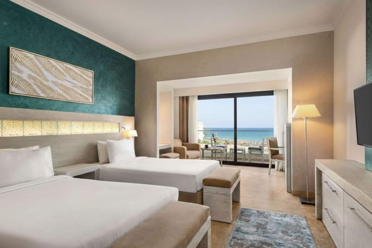 Minibar, brankas, meja kerja, dan kedap suara