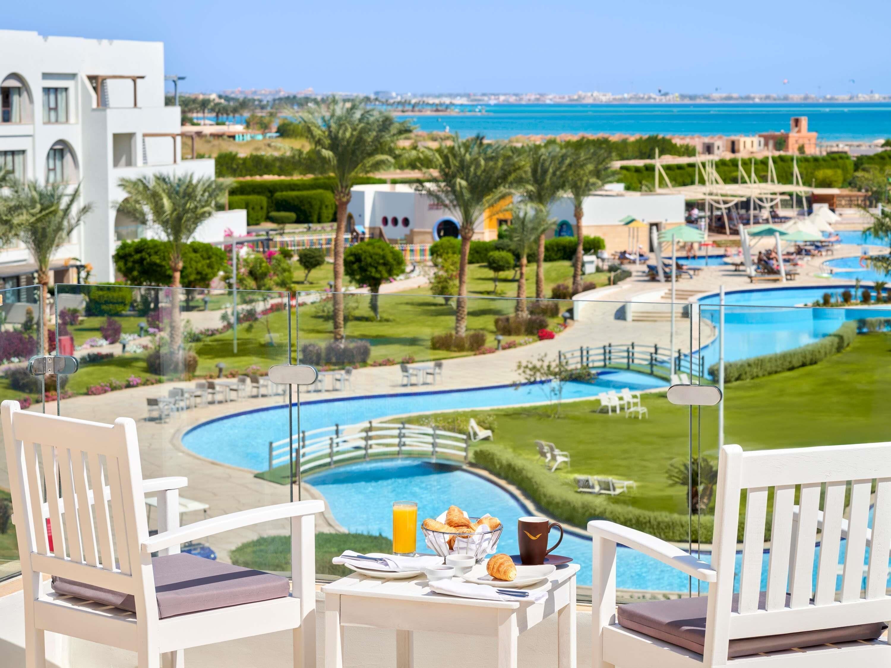 Minibar, caja de seguridad en la habitación y escritorio 