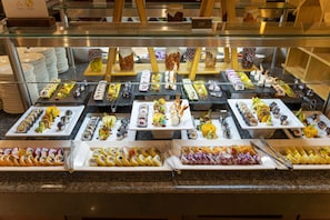 6 restaurants, breakfast, lunch, dinner served; Chinese cuisine