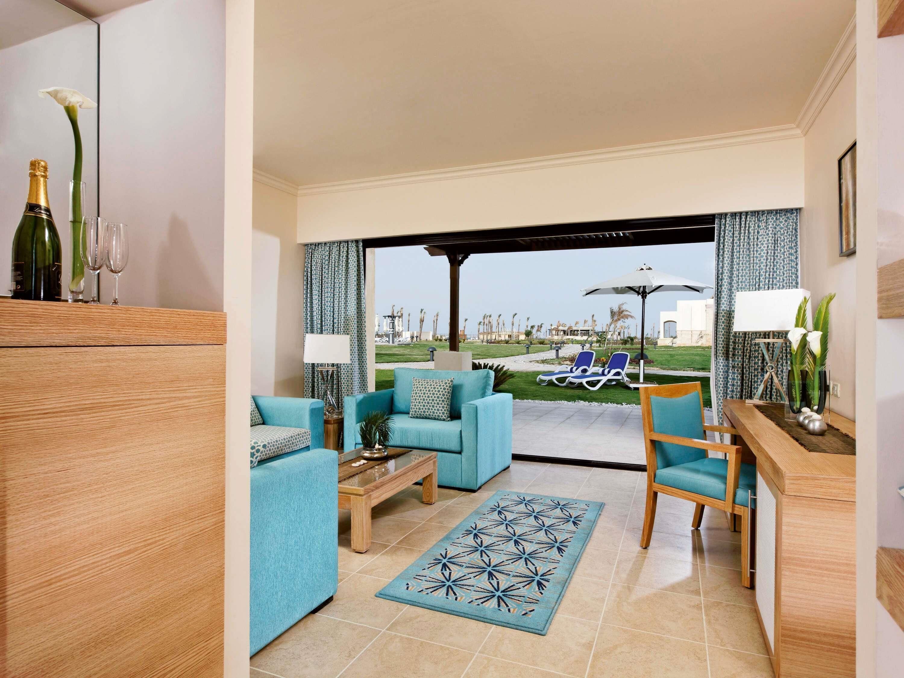 Junior Suite, 1 King Bed | Minibar, in-room safe, desk, soundproofing