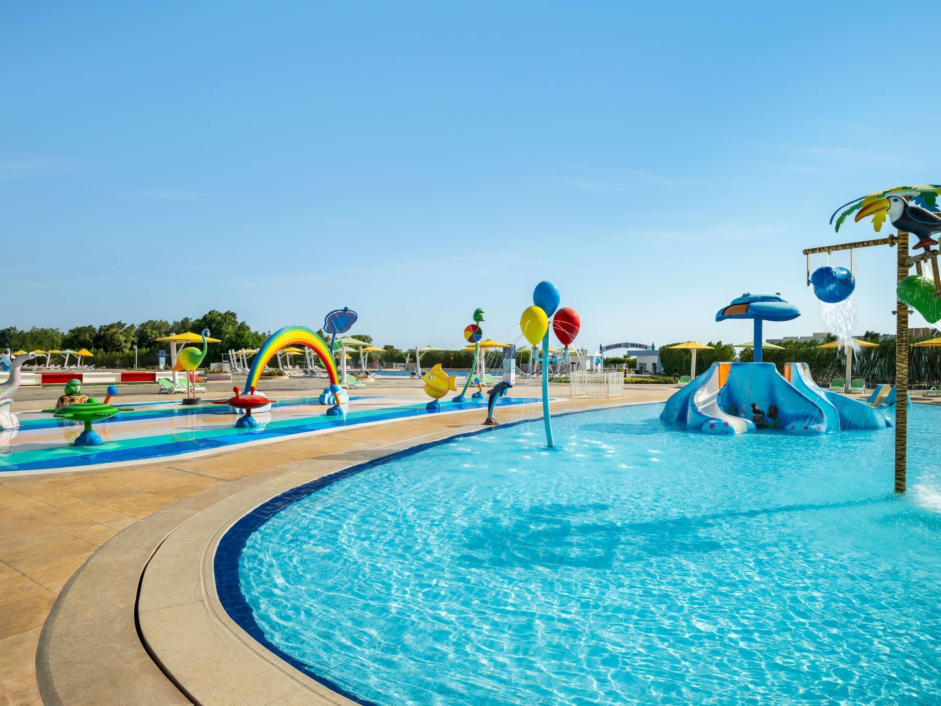 3 piscines extérieures