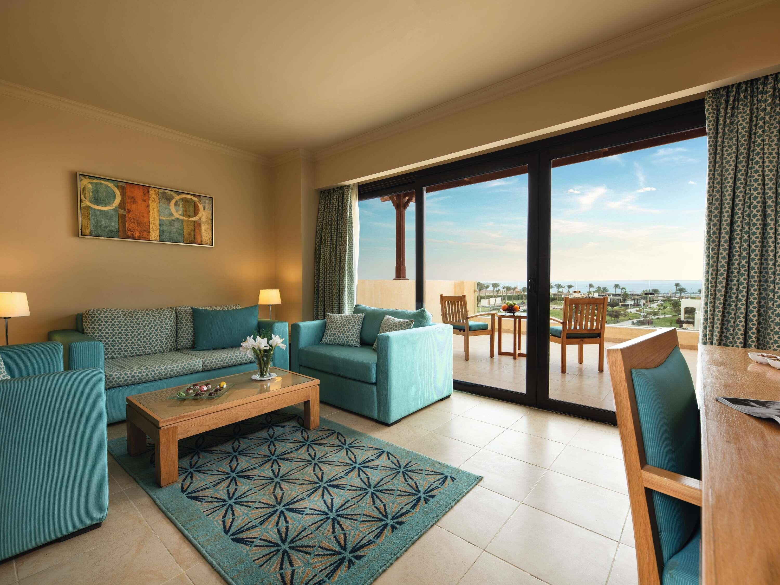 Minibar, caja de seguridad en la habitación y escritorio 