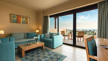 Minibar, caja de seguridad en la habitación y escritorio