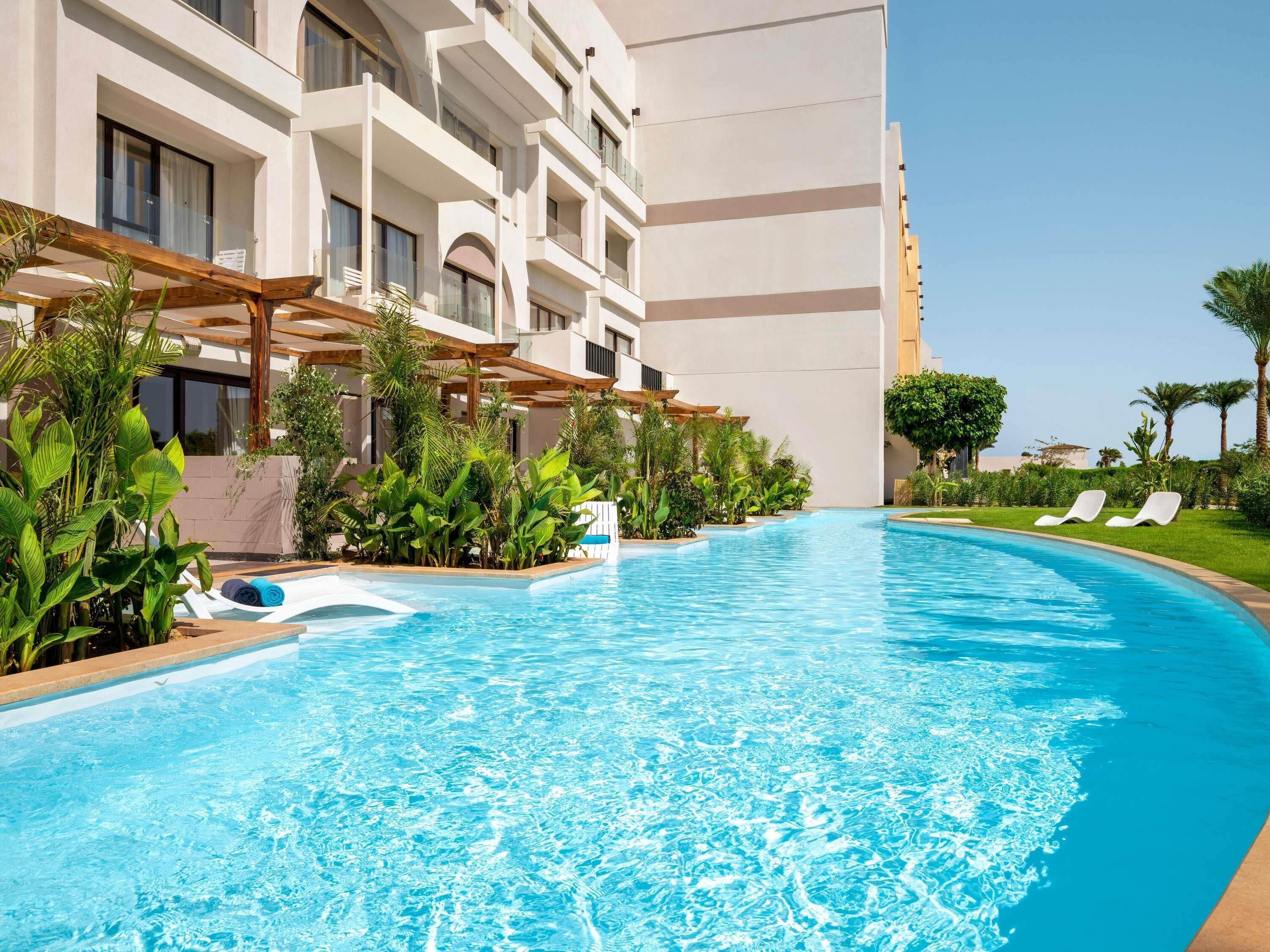 Minibar, caja de seguridad en la habitación y escritorio 