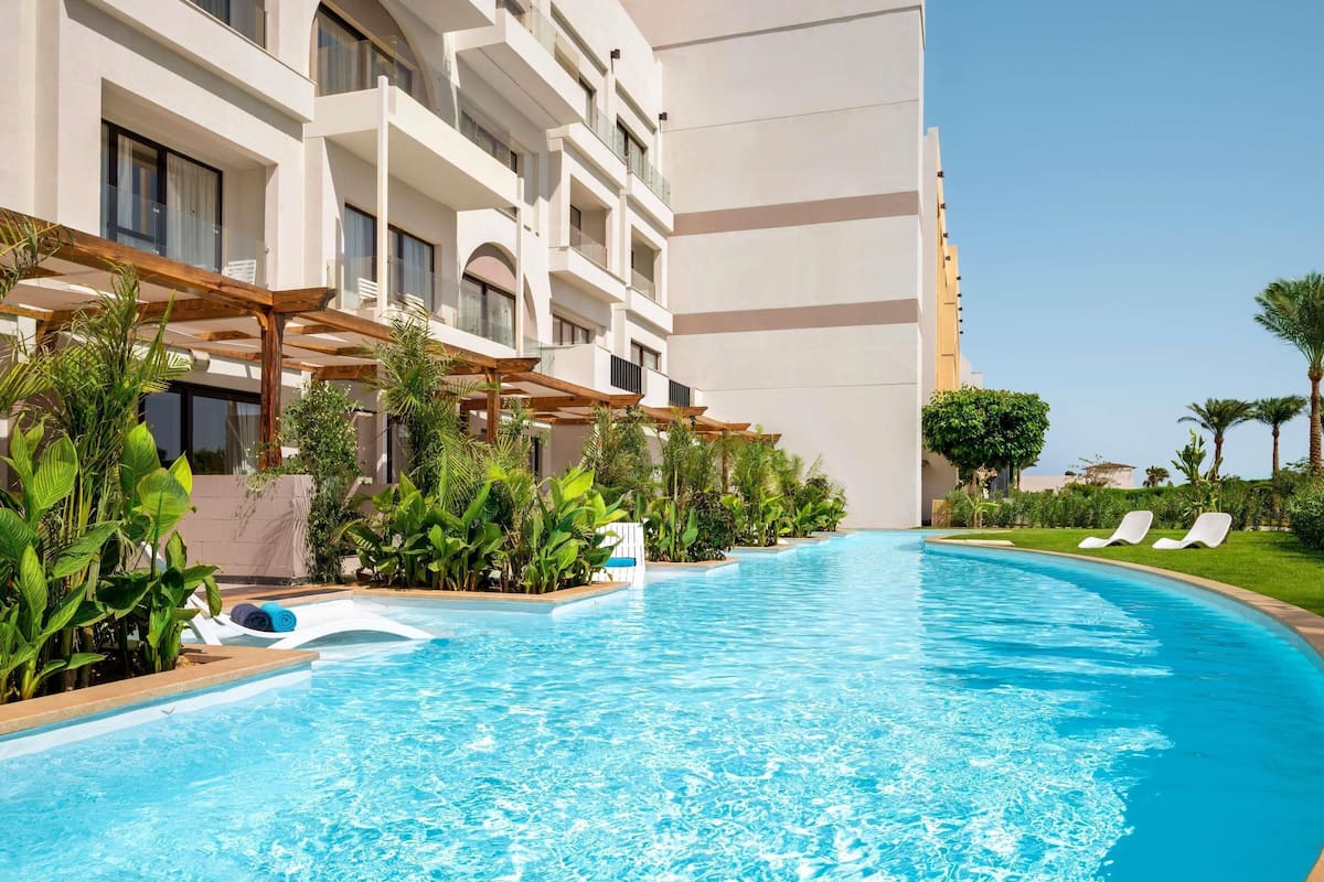 Minibar, caja de seguridad en la habitación y escritorio