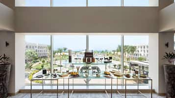 2 bares, bar junto a la piscina, bar en la playa