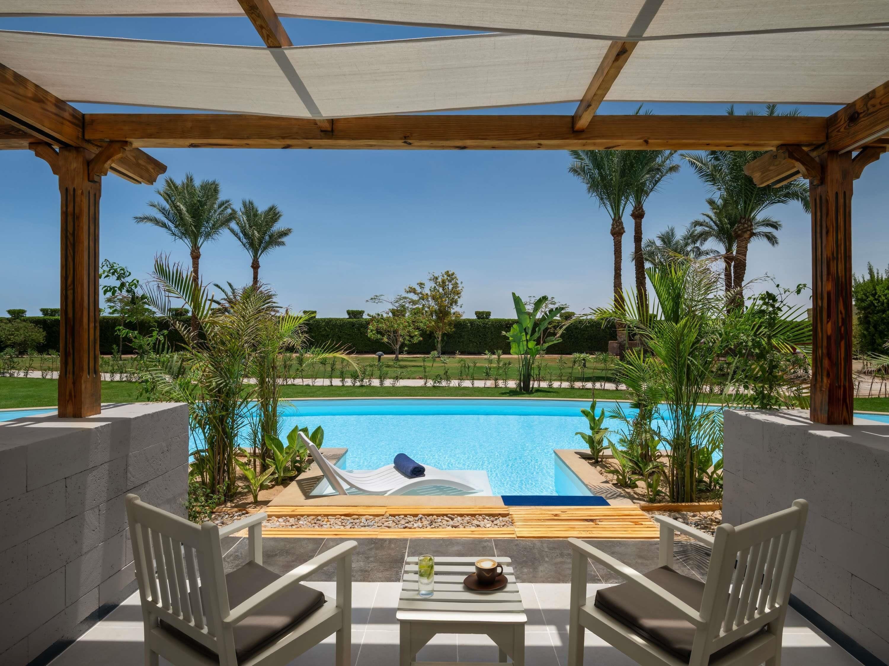 ميني بار وخزنة داخل الغرفة ومكتب وتجهيزات عازلة للصوت