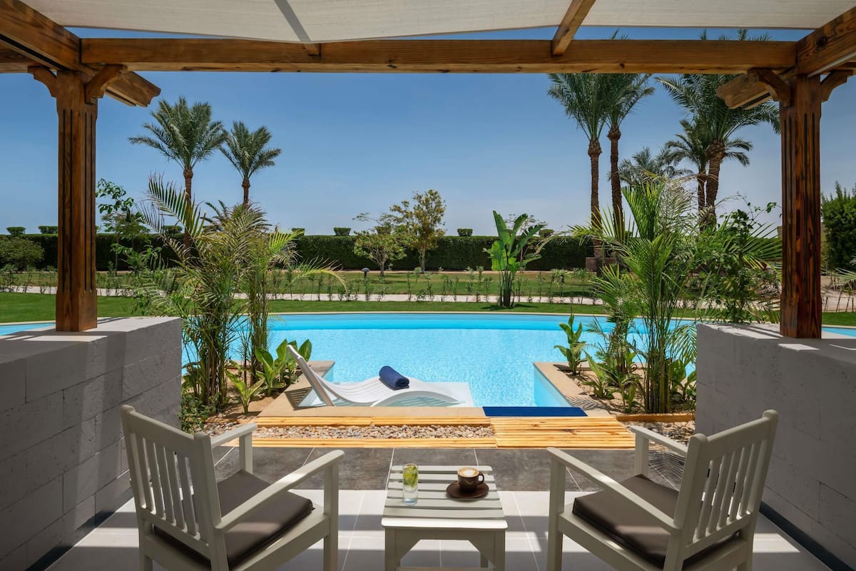 Minibar, caja de seguridad en la habitación y escritorio