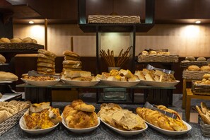 6 restaurants, breakfast, lunch, dinner served; Chinese cuisine