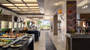 6 restaurants servant le petit déjeuner, le déjeuner et le dîner
