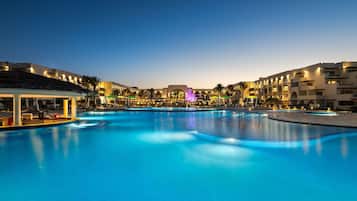 2 bars, bar en bord de piscine, bar de plage