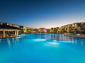 2 bares/lounges, bar ao lado da piscina, bar na praia