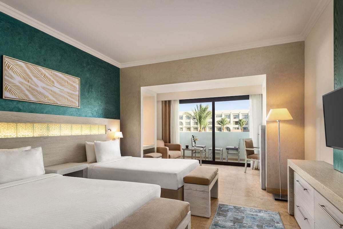 Minibar, caja de seguridad en la habitación y escritorio