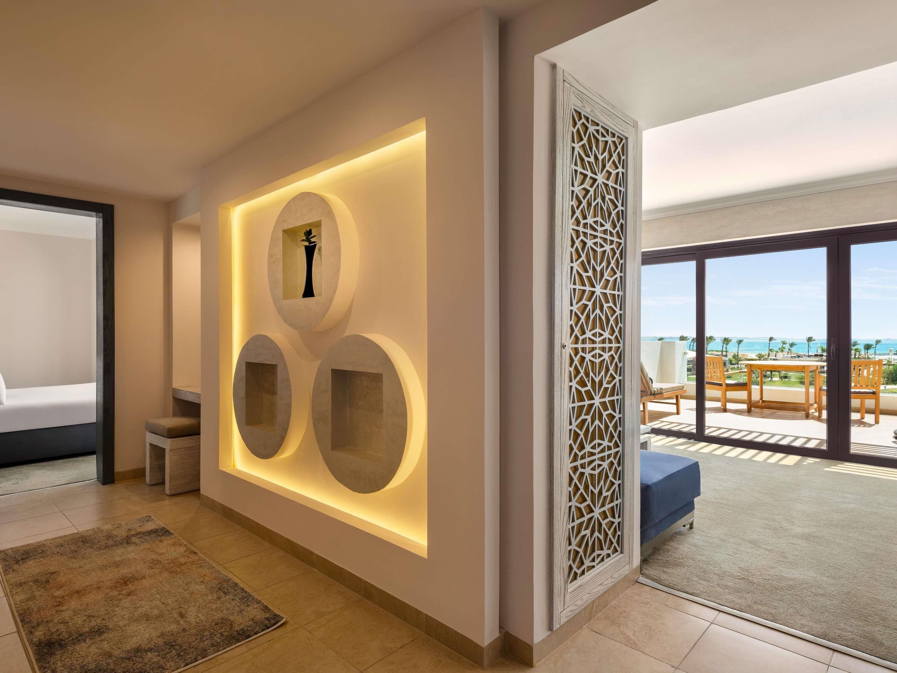 Un interior moderno con una lámpara de pared, un panel decorativo y vistas al balcón.