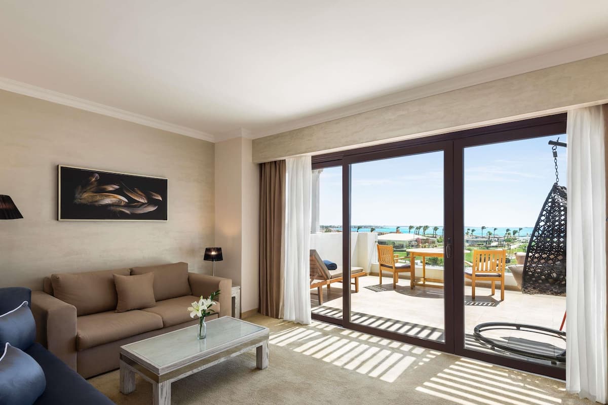 Minibar, safe på rommet, skrivebord og lydisolert