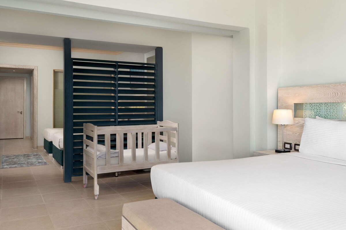 Minibar, safe på rommet, skrivebord og lydisolert