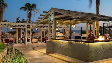 6 restaurantes; se sirve desayuno, almuerzo y cena; cocina china