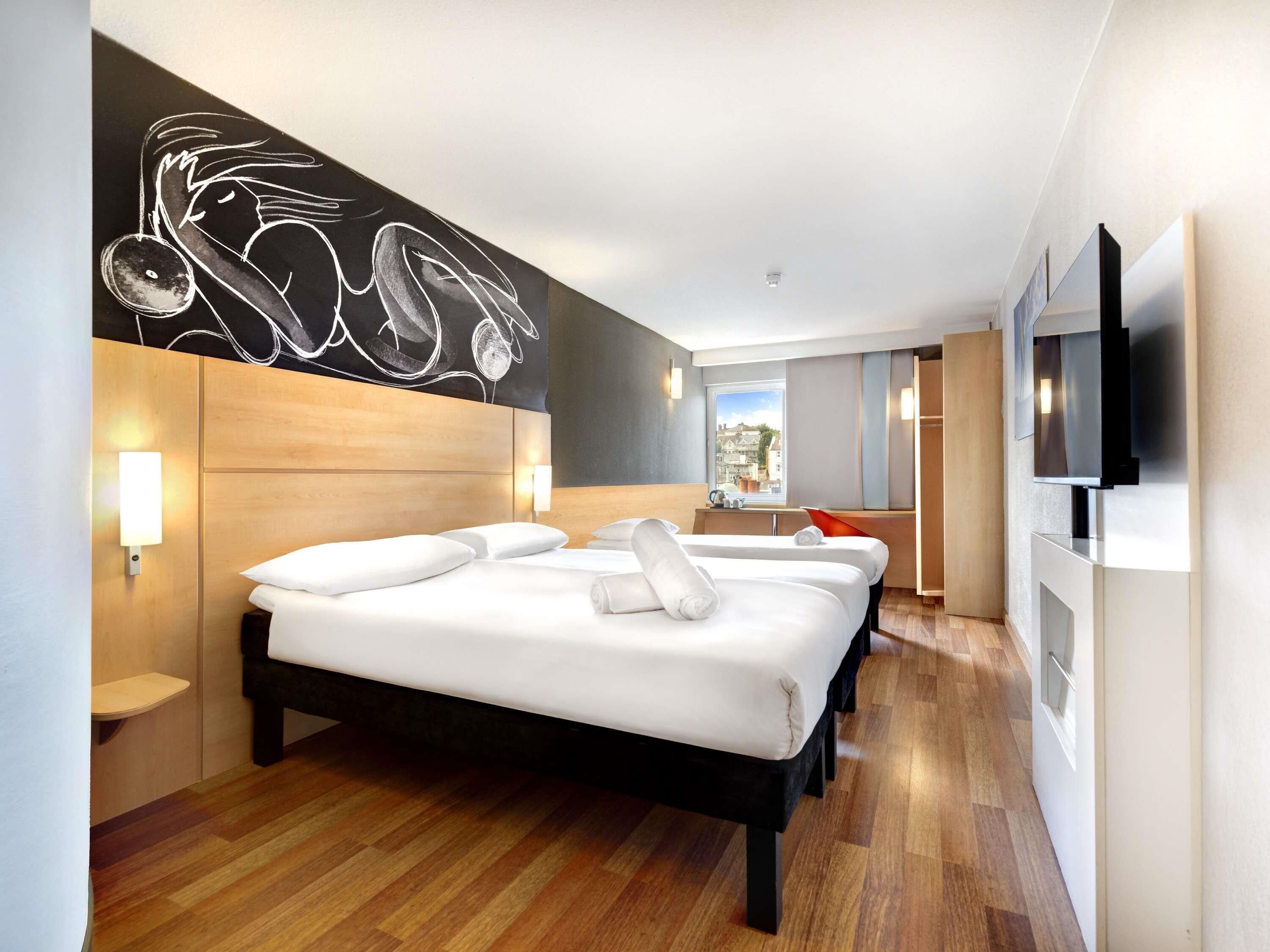 Matelas mémoire de forme, coffres-forts dans les chambres, bureau