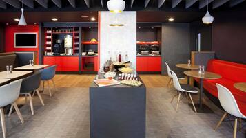 Desayuno buffet diario (GBP 13.50 por persona)