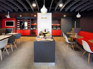 Daily buffet breakfast (GBP 13.50 per person) - ibis Brighton City Centre - Station (Brighton)