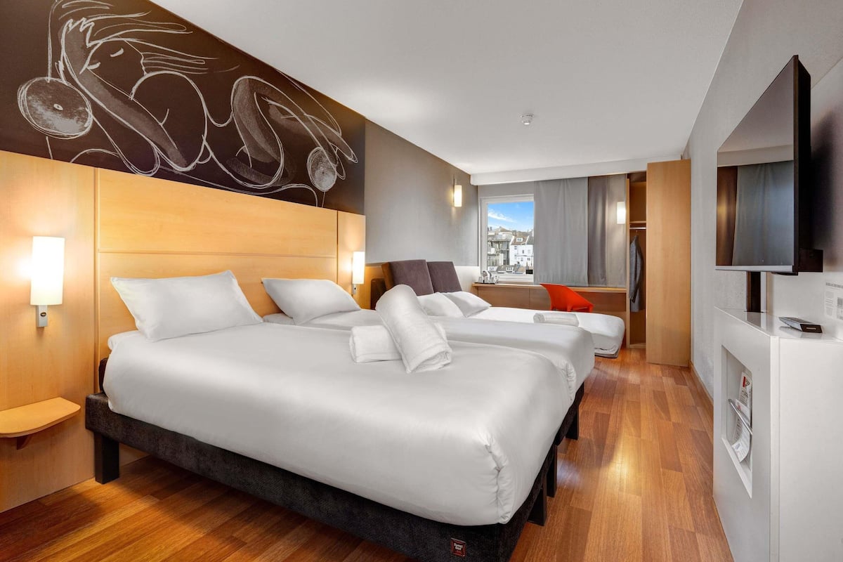 memory-foam beds, in-room safe, desk, blackout curtains