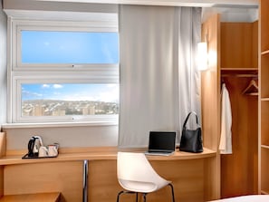 Matelas mémoire de forme, coffres-forts dans les chambres, bureau