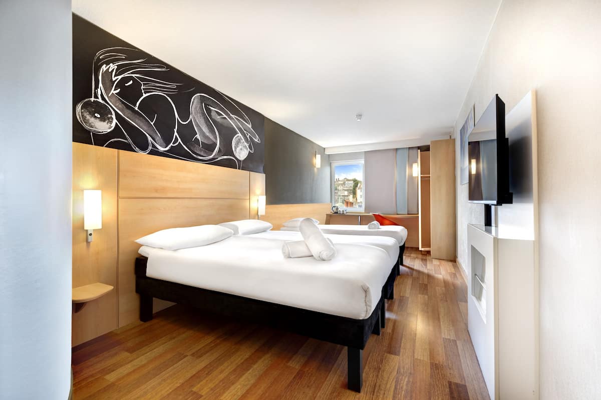 standard room, 3 single beds | memory-foam beds, in-room safe, desk, blackout curtains