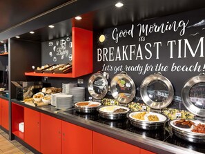 Dinner served, international cuisine - ibis Brighton City Centre - Station (Brighton)