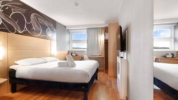 Colchones con efecto memoria y caja de seguridad en la habitación