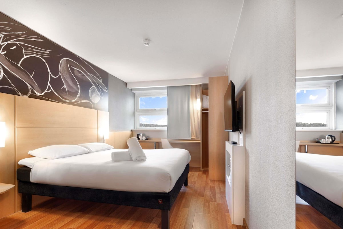 Habitación doble estándar, 1 cama matrimonial | Camas con efecto memoria y caja de seguridad en la habitación