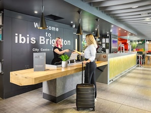 Familiekamer, Meerdere bedden | Bedden met traagschuimmatrassen, een kluis op de kamer, een bureau